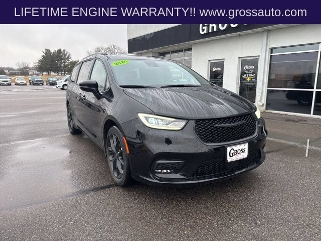 2025 Chrysler Pacifica — side profile view
